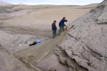 This undated handout photo received on December 6, 2022 shows Eske Willerslev and Kurt H Kjær exposing fresh layers for sampling of sediments at the Kap Kobenhavn geological formation in northern Greenland, Denmark. - Two-million-year-old DNA, the oldest ever extracted, has been unearthed from Ice Age sediments in Greenland, a discovery that opens a new chapter for paleogenetics, scientists announced on December 7, 2022. (Photo by Handout / SVEND FUNDER / AFP) / RESTRICTED TO EDITORIAL USE - MANDATORY CREDIT AFP PHOTO / SVEND FUNDER - SOLELY TO BE USED IN CONNECTION WITH ARTICLE A 2-million-year-old ecosystem in Greenland uncovered by environmental DNA (Kjaer et al. Nature) - NO MARKETING NO ADVERTISING CAMPAIGNS - DISTRIBUTED AS A SERVICE TO CLIENTS / Editoria: SCILocal: Kap KobenhavnIndexador: HANDOUTSecao: human scienceFonte: SVEND FUNDERFotógrafo: Handout<!-- NICAID(15289122) -->