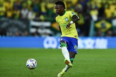 Brazils forward #20 Vinicius Junior controls the ball during the Qatar 2022 World Cup Group G football match between Brazil and Switzerland at Stadium 974 in Doha on November 28, 2022. (Photo by Jewel SAMAD / AFP)Editoria: SPOLocal: DohaIndexador: JEWEL SAMADSecao: soccerFonte: AFPFotógrafo: STF<!-- NICAID(15278759) -->