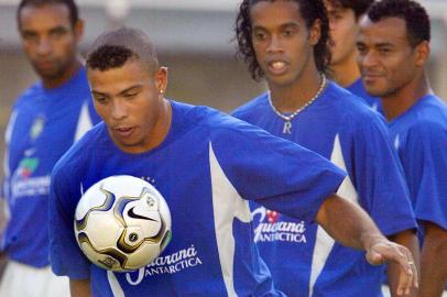 FUT-BRASILPARAGUAY-AMISTOSO-RONALDO-GAUCHO-CAFUSoccer player Ronaldo Nazario(2nd-L) controls the ball as Emerson (L), Ronaldinho Gaucho, and Cafu (R) observe in Fortaleza, brazil 20 August 2002. Ronaldo Nazario (2do.I) controla el balon observado por sus companeros Emerson (I), Ronaldinho Gaucho y Cafu (D) del seleccionado brasileno de futbol, el 20 de agosto de 2002, durante las practicas del equipo en el estadio de Fortaleza, Brasil, con vistas al partido amistoso contra Paraguay que se jugara manana. El equipo pentacampeon hace su primer partido tras la conquista de la Copa FIFA Corea-Japon 2002 obtenida el pasado mes de julio.   AFP PHOTO/Antonio SCORZA (Photo by ANTONIO SCORZA / AFP)Editoria: SPOLocal: FortalezaIndexador: ANTONIO SCORZASecao: soccerFonte: AFP<!-- NICAID(15289949) -->