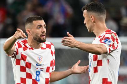 Croatias midfielder #08 Mateo Kovacic (L) speaks with Croatias midfielder #04 Ivan Perisic during the Qatar 2022 World Cup round of 16 football match between Japan and Croatia at the Al-Janoub Stadium in Al-Wakrah, south of Doha on December 5, 2022. (Photo by Ina Fassbender / AFP)Editoria: SPOLocal: DohaIndexador: INA FASSBENDERSecao: soccerFonte: AFPFotógrafo: STR<!-- NICAID(15289998) -->