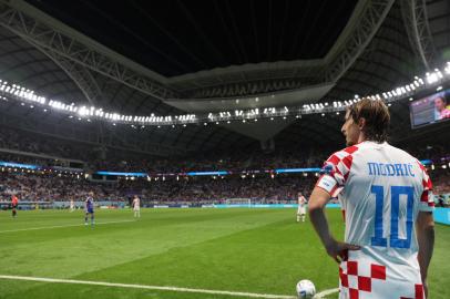 Croatias midfielder #10 Luka Modric prepares to take the corner during the Qatar 2022 World Cup round of 16 football match between Japan and Croatia at the Al-Janoub Stadium in Al-Wakrah, south of Doha on December 5, 2022. (Photo by Adrian DENNIS / AFP)Editoria: SPOLocal: DohaIndexador: ADRIAN DENNISSecao: soccerFonte: AFPFotógrafo: STF<!-- NICAID(15289999) -->