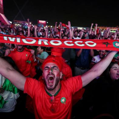 Moroccos supporters celebrate after their team won the Qatar 2022 World Cup round 16 football match between Morocco and Spain, at the FIFA fan zone in Doha, on December 6, 2022. (Photo by MAHMUD HAMS / AFP)Editoria: SPOLocal: DohaIndexador: MAHMUD HAMSSecao: soccerFonte: AFPFotógrafo: STF<!-- NICAID(15287635) -->