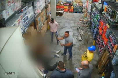 Dois soldados e um tenente da reserva da Brigada Militar são os policiais militares investigados por envolvimento nas agressões a dois homens dentro do supermercado Unisuper, em Canoas, na Região Metropolitana. Além do trio, outros dois seguranças e dois funcionários do estabelecimento, demitidos após a divulgação do caso, foram identificados por meio de imagens de câmeras de segurança. Ao longo de 45 minutos, dois homens foram espancados num depósito, por suspeita de terem furtado peças de picanha.<!-- NICAID(15290062) -->