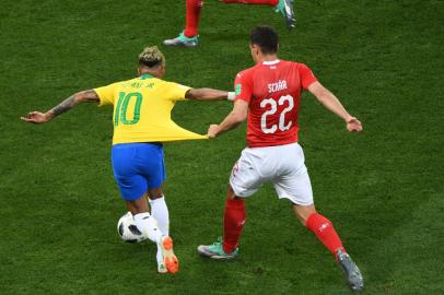 Switzerlands defender Fabian Schaer (R) pulls the jersey of Brazils forward Neymar (L) during the Russia 2018 World Cup Group E football match between Brazil and Switzerland at the Rostov Arena in Rostov-On-Don on June 17, 2018. / AFP PHOTO / KHALED DESOUKI / RESTRICTED TO EDITORIAL USE - NO MOBILE PUSH ALERTS/DOWNLOADS<!-- NICAID(13608390) -->