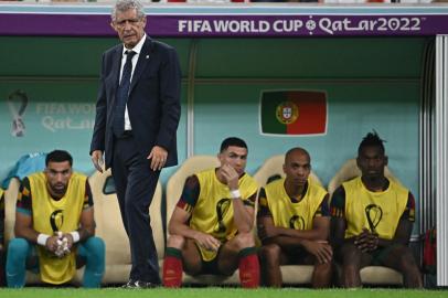 Portugals coach #00 Fernando Santos watches his players from the touchline during the Qatar 2022 World Cup round of 16 football match between Portugal and Switzerland at Lusail Stadium in Lusail, north of Doha on December 6, 2022. (Photo by Paul ELLIS / AFP)Editoria: SPOLocal: DohaIndexador: PAUL ELLISSecao: soccerFonte: AFPFotógrafo: STF<!-- NICAID(15290421) -->