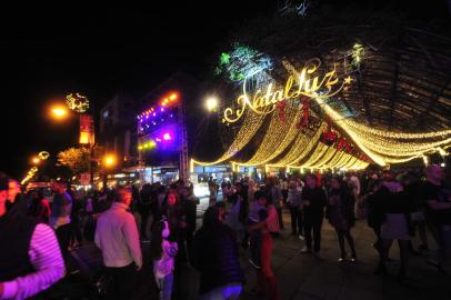 GRAMADO, RS, BRASIL, 28/11/2022. 37º Natal Luz de Gramado - Decoração natalina das ruas centrais da cidade. Na foto, Rua Coberta, próximo ao Palácio dos Festivais. (Porthus Junior/Agência RBS)<!-- NICAID(15279980) -->