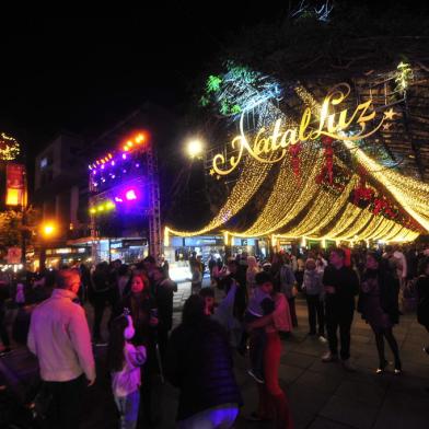 GRAMADO, RS, BRASIL, 28/11/2022. 37º Natal Luz de Gramado - Decoração natalina das ruas centrais da cidade. Na foto, Rua Coberta, próximo ao Palácio dos Festivais. (Porthus Junior/Agência RBS)<!-- NICAID(15279980) -->