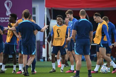 Atacante Raheem Sterling treina com o grupo da Inglaterra no Catar. Ele havia deixado a delegação após um roubo na casa dele, na Inglaterra, mas está de volta<!-- NICAID(15290869) -->