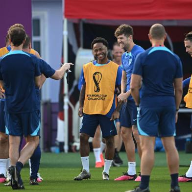 Atacante Raheem Sterling treina com o grupo da Inglaterra no Catar. Ele havia deixado a delegação após um roubo na casa dele, na Inglaterra, mas está de volta<!-- NICAID(15290869) -->