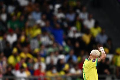 Brazils forward #10 Neymar reacts during the Qatar 2022 World Cup quarter-final football match between Croatia and Brazil at Education City Stadium in Al-Rayyan, west of Doha, on December 9, 2022. (Photo by GABRIEL BOUYS / AFP)Editoria: SPOLocal: DohaIndexador: GABRIEL BOUYSSecao: soccerFonte: AFPFotógrafo: STF<!-- NICAID(15290925) -->