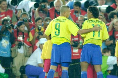 Os dois Ronaldos posam para os fotógrafos antes da histórica final contra a Alemanha, na Copa do Mundo 2002.Brazilian teammates Ronaldo and Ronaldinh pose for photographers prior to the start of the 2002 World Cup final against Germany Sunday, June 30, 2002 in Yokohama, Japan. (AP Photo/Amy SancettaNÃO PUBLICADAFD Fonte: AP Fotógrafo: AMY SANCETTA<!-- NICAID(888628) -->