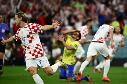 Croatias midfielder #07 Lovro Majer celebrates after Croatias forward #16 Bruno Petkovic scored his teams first goal during the Qatar 2022 World Cup quarter-final football match between Croatia and Brazil at Education City Stadium in Al-Rayyan, west of Doha, on December 9, 2022. (Photo by Jewel SAMAD / AFP)Editoria: SPOLocal: DohaIndexador: JEWEL SAMADSecao: soccerFonte: AFPFotógrafo: STF<!-- NICAID(15291005) -->