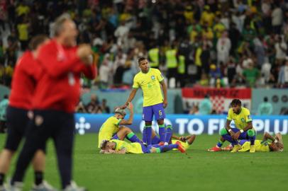 Brazil players look dejected after they lost the Qatar 2022 World Cup quarter-final football match between Croatia and Brazil at Education City Stadium in Al-Rayyan, west of Doha, on December 9, 2022. (Photo by Adrian DENNIS / AFP)Editoria: SPOLocal: DohaIndexador: ADRIAN DENNISSecao: soccerFonte: AFPFotógrafo: STF<!-- NICAID(15291046) -->