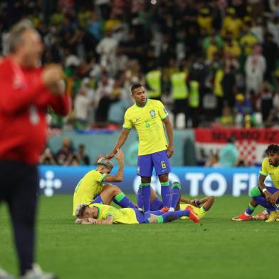 Brazil players look dejected after they lost the Qatar 2022 World Cup quarter-final football match between Croatia and Brazil at Education City Stadium in Al-Rayyan, west of Doha, on December 9, 2022. (Photo by Adrian DENNIS / AFP)Editoria: SPOLocal: DohaIndexador: ADRIAN DENNISSecao: soccerFonte: AFPFotógrafo: STF<!-- NICAID(15291046) -->