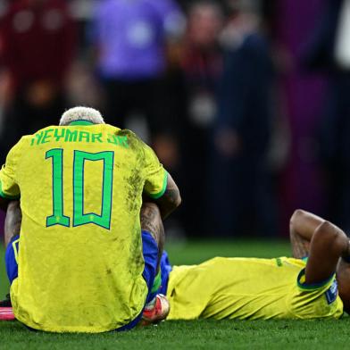 Brazils forward #10 Neymar and Brazils forward #21 Rodrygo react after losing in the penalty shoot-out after extra-time of the Qatar 2022 World Cup quarter-final football match between Croatia and Brazil at Education City Stadium in Al-Rayyan, west of Doha, on December 9, 2022. (Photo by GABRIEL BOUYS / AFP)Editoria: SPOLocal: DohaIndexador: GABRIEL BOUYSSecao: soccerFonte: AFPFotógrafo: STF<!-- NICAID(15291044) -->