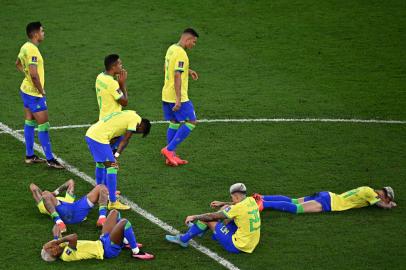 Brazils players react after losing the Qatar 2022 World Cup quarter-final football match between Croatia and Brazil at Education City Stadium in Al-Rayyan, west of Doha, on December 9, 2022. (Photo by Anne-Christine POUJOULAT / AFP)Editoria: SPOLocal: DohaIndexador: ANNE-CHRISTINE POUJOULATSecao: soccerFonte: AFPFotógrafo: STF<!-- NICAID(15291055) -->