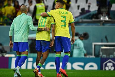 Brazils forward #10 Neymar is comforted by Brazils defender #13 Dani Alves and Brazils defender #03 Thiago Silva after losing in the penalty shoot-out after extra-time of the Qatar 2022 World Cup quarter-final football match between Croatia and Brazil at Education City Stadium in Al-Rayyan, west of Doha, on December 9, 2022. (Photo by Jewel SAMAD / AFP)Editoria: SPOLocal: DohaIndexador: JEWEL SAMADSecao: soccerFonte: AFPFotógrafo: STF<!-- NICAID(15291057) -->