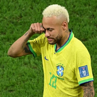 Brazils forwards #10 Neymar reacts after losing the Qatar 2022 World Cup quarter-final football match between Croatia and Brazil at Education City Stadium in Al-Rayyan, west of Doha, on December 9, 2022. (Photo by Ina Fassbender / AFP)Editoria: SPOLocal: DohaIndexador: INA FASSBENDERSecao: soccerFonte: AFPFotógrafo: STR<!-- NICAID(15291056) -->