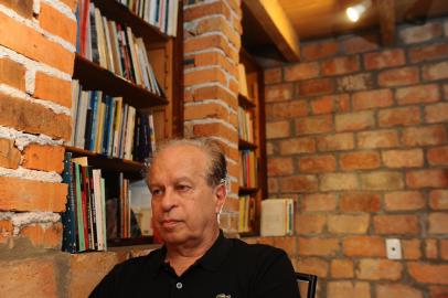 CAXIAS DO SUL, RS, BRASIL, 06/12/2022. Renato Janine Ribeiro é professor de filosofia, cientista polícito e escritor. Entre abril e setembro de 2015, foi ministro da Educação do governo Dilma Rousseff. Em passagem por Caxias do Sul, ele concedeu entrevista para o caderno Almanaque. (Bruno Todeschini/Agência RBS)Indexador: Bruno TodeschiniFotógrafo: RepÃ³rter FotogrÃ¡fico<!-- NICAID(15287260) -->