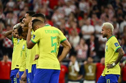 Brazils forward #10 Neymar and teammates reacts after Brazils forward #21 Rodrygo missing his shot during the penalty shoot-out after extra-time of the Qatar 2022 World Cup quarter-final football match between Croatia and Brazil at Education City Stadium in Al-Rayyan, west of Doha, on December 9, 2022. (Photo by Jewel SAMAD / AFP)Editoria: SPOLocal: DohaIndexador: JEWEL SAMADSecao: soccerFonte: AFPFotógrafo: STF<!-- NICAID(15291019) -->