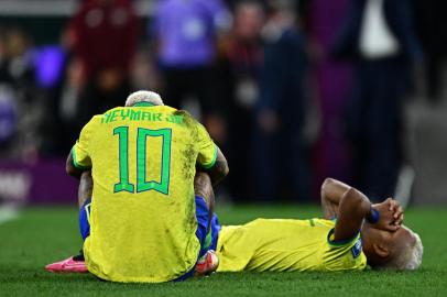 Brazils forward #10 Neymar and Brazils forward #21 Rodrygo react after losing in the penalty shoot-out after extra-time of the Qatar 2022 World Cup quarter-final football match between Croatia and Brazil at Education City Stadium in Al-Rayyan, west of Doha, on December 9, 2022. (Photo by GABRIEL BOUYS / AFP)Editoria: SPOLocal: DohaIndexador: GABRIEL BOUYSSecao: soccerFonte: AFPFotógrafo: STF<!-- NICAID(15291044) -->