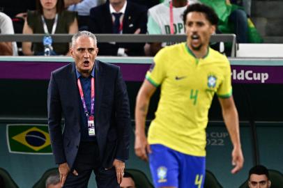 Brazils coach Tite shouts instructions to his players from the touchline during the Qatar 2022 World Cup quarter-final football match between Croatia and Brazil at Education City Stadium in Al-Rayyan, west of Doha, on December 9, 2022. (Photo by GABRIEL BOUYS / AFP)Editoria: SPOLocal: DohaIndexador: GABRIEL BOUYSSecao: soccerFonte: AFPFotógrafo: STF<!-- NICAID(15291256) -->