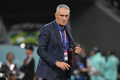 Brazils coach #00 Tite watches his players from the touchline during the Qatar 2022 World Cup quarter-final football match between Croatia and Brazil at Education City Stadium in Al-Rayyan, west of Doha, on December 9, 2022. (Photo by NELSON ALMEIDA / AFP)Editoria: SPOLocal: DohaIndexador: NELSON ALMEIDASecao: soccerFonte: AFPFotógrafo: STF<!-- NICAID(15291260) -->