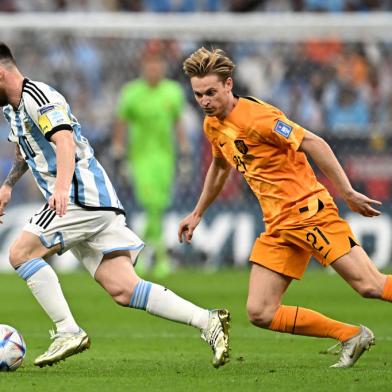 Argentinas forward #10 Lionel Messi is marked by Netherlands midfielder #21 Frenkie De Jong during the Qatar 2022 World Cup quarter-final football match between Netherlands and Argentina at Lusail Stadium, north of Doha, on December 9, 2022. (Photo by MANAN VATSYAYANA / AFP)Editoria: SPOLocal: DohaIndexador: MANAN VATSYAYANASecao: soccerFonte: AFPFotógrafo: STF<!-- NICAID(15291294) -->