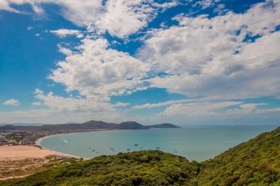 Praia dos Ingleses, Santa Catarina, Brasil. Foto:Gabriel Borghi  / stock.adobe.comFonte: 415016320<!-- NICAID(15259561) -->