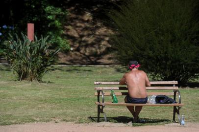 CAXIAS DO SUL, RS, BRASIL, 09/12/2022. A tarde de sexta-feira (09) é de muito calor em Caxias do Sul. Na foto, ambiental do Parque dos Macaquinhos, na área central da cidade. (Bruno Todeschini/Agência RBS)Indexador: Bruno TodeschiniFotógrafo: RepÃ³rter FotogrÃ¡fico<!-- NICAID(15291302) -->