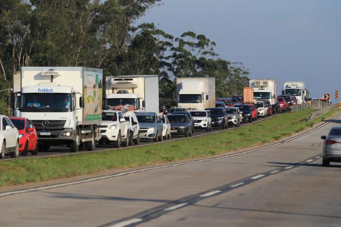 Acidente provocou uma longa fila de congestionamento