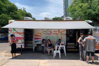A Secretaria Municipal de Saúde de Porto Alegre oferecerá testes rápidos para diagnóstico de HIV, sífilis e hepatites B e C neste final de semana. Hoje, o ônibus Fique Sabendo está na Redenção, perto do Monumento ao Expedicionário, das dez da manhã às quatro da tarde.<!-- NICAID(15291970) -->