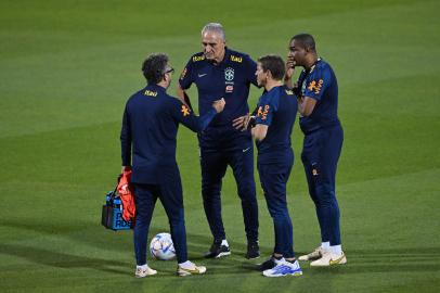 (FILES) In this file photo taken on November 25, 2022 Brazils coach Tite (2-L) talks with assistants,  Cleber Xavier (L), Juninho Paulista (2R) and Cesar Sampaio (R) during a training session at Al Arabi SC stadium in Doha on November 25, 2022, during the Qatar 2022 World Cup football tournament. - A coach is a single man? Not Tite, boss of Brazil, who is advancing towards the quarters of the 2022 World Cup supported by his technical committee: famous former internationals (Taffarel, César Sampaio and Juninho Paulista), the star doctor of Neymar, and even the son of the coach, who became his assistant. (Photo by NELSON ALMEIDA / AFP)<!-- NICAID(15292009) -->