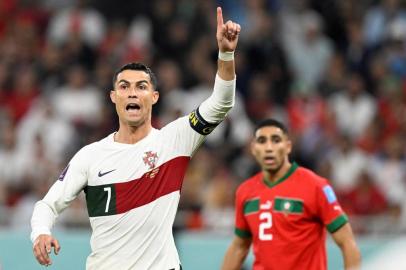 Portugals forward #07 Cristiano Ronaldo gestures  during the Qatar 2022 World Cup quarter-final football match between Morocco and Portugal at the Al-Thumama Stadium in Doha on December 10, 2022. (Photo by PATRICIA DE MELO MOREIRA / AFP)Editoria: SPOLocal: DohaIndexador: PATRICIA DE MELO MOREIRASecao: soccerFonte: AFPFotógrafo: STR<!-- NICAID(15292021) -->