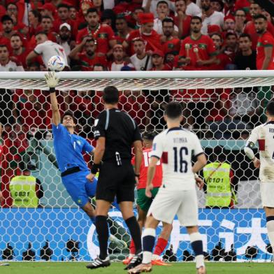 Moroccos goalkeeper #01 Yassine Bounou deflects a shot during the Qatar 2022 World Cup quarter-final football match between Morocco and Portugal at the Al-Thumama Stadium in Doha on December 10, 2022. (Photo by KARIM JAAFAR / AFP)Editoria: SPOLocal: DohaIndexador: KARIM JAAFARSecao: soccerFonte: AFPFotógrafo: STR<!-- NICAID(15292030) -->