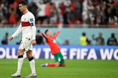 Portugals forward #07 Cristiano Ronaldo (L) reacts after losing the Qatar 2022 World Cup quarter-final football match between Morocco and Portugal at the Al-Thumama Stadium in Doha on December 10, 2022. (Photo by PATRICIA DE MELO MOREIRA / AFP)Editoria: SPOLocal: DohaIndexador: PATRICIA DE MELO MOREIRASecao: soccerFonte: AFPFotógrafo: STR<!-- NICAID(15292062) -->