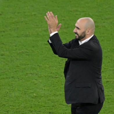 Moroccos coach Walid Regragui celebrates after qualifying to the next round by defeating Portugal 1-0 in the Qatar 2022 World Cup quarter-final football match between Morocco and Portugal at the Al-Thumama Stadium in Doha on December 10, 2022. (Photo by JUAN MABROMATA / AFP)Editoria: SPOLocal: DohaIndexador: JUAN MABROMATASecao: soccerFonte: AFPFotógrafo: STF<!-- NICAID(15292082) -->