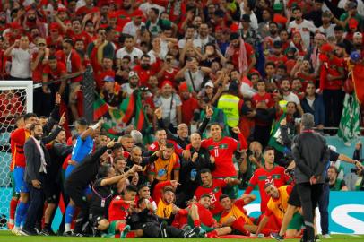 Moroccos players celebrate after winning the Qatar 2022 World Cup quarter-final football match between Morocco and Portugal at the Al-Thumama Stadium in Doha on December 10, 2022. (Photo by Odd ANDERSEN / AFP)Editoria: SPOLocal: DohaIndexador: ODD ANDERSENSecao: soccerFonte: AFPFotógrafo: STF<!-- NICAID(15292083) -->