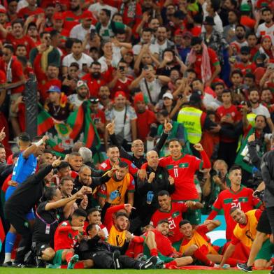 Moroccos players celebrate after winning the Qatar 2022 World Cup quarter-final football match between Morocco and Portugal at the Al-Thumama Stadium in Doha on December 10, 2022. (Photo by Odd ANDERSEN / AFP)Editoria: SPOLocal: DohaIndexador: ODD ANDERSENSecao: soccerFonte: AFPFotógrafo: STF<!-- NICAID(15292083) -->