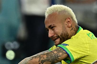 Brazils forward #10 Neymar cries after losing in the penalty shoot-out after extra-time of the Qatar 2022 World Cup quarter-final football match between Croatia and Brazil at Education City Stadium in Al-Rayyan, west of Doha, on December 9, 2022. (Photo by Jewel SAMAD / AFP)<!-- NICAID(15292094) -->