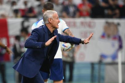 Frances coach #00 Didier Deschamps gestures during the Qatar 2022 World Cup quarter-final football match between England and France at the Al-Bayt Stadium in Al Khor, north of Doha, on December 10, 2022. (Photo by FRANCK FIFE / AFP)Editoria: SPOLocal: Al KhorIndexador: FRANCK FIFESecao: soccerFonte: AFPFotógrafo: STF<!-- NICAID(15292157) -->