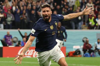 Frances forward #09 Olivier Giroud celebrates after scoring his teams second goal during the Qatar 2022 World Cup quarter-final football match between England and France at the Al-Bayt Stadium in Al Khor, north of Doha, on December 10, 2022. (Photo by ADRIAN DENNIS / AFP)Editoria: SPOLocal: Al KhorIndexador: ADRIAN DENNISSecao: soccerFonte: AFPFotógrafo: STF<!-- NICAID(15292202) -->