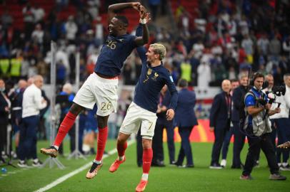 Frances forward #26 Marcus Thuram (L) and Frances forward #07 Antoine Griezmann celebrate with supporters after they won the Qatar 2022 World Cup quarter-final football match between England and France at the Al-Bayt Stadium in Al Khor, north of Doha, on December 10, 2022. (Photo by FRANCK FIFE / AFP)Editoria: SPOLocal: Al KhorIndexador: FRANCK FIFESecao: soccerFonte: AFPFotógrafo: STF<!-- NICAID(15292210) -->