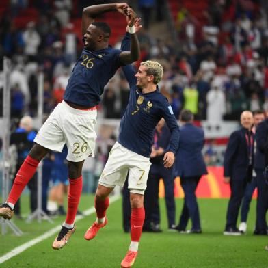 Frances forward #26 Marcus Thuram (L) and Frances forward #07 Antoine Griezmann celebrate with supporters after they won the Qatar 2022 World Cup quarter-final football match between England and France at the Al-Bayt Stadium in Al Khor, north of Doha, on December 10, 2022. (Photo by FRANCK FIFE / AFP)Editoria: SPOLocal: Al KhorIndexador: FRANCK FIFESecao: soccerFonte: AFPFotógrafo: STF<!-- NICAID(15292210) -->