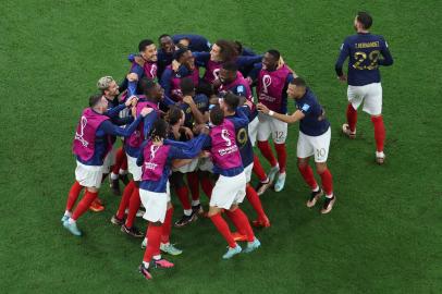 Frances players celebrate winning the Qatar 2022 World Cup quarter-final football match between England and France at the Al-Bayt Stadium in Al Khor, north of Doha, on December 10, 2022. (Photo by Giuseppe CACACE / AFP)Editoria: SPOLocal: Al KhorIndexador: GIUSEPPE CACACESecao: soccerFonte: AFPFotógrafo: STF<!-- NICAID(15292215) -->