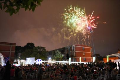 Natal em Família na UCS encanta público com concerto e encenação natalina em Caxias. 8ª edição do espetáculo transmitiu mensagem de esperança e amor <!-- NICAID(15292469) -->