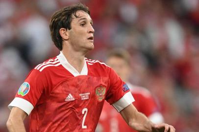 Russias defender Mario Fernandes looks at the ball during the UEFA EURO 2020 Group B football match between Russia and Denmark at Parken Stadium in Copenhagen on June 21, 2021. (Photo by STUART FRANKLIN / POOL / AFP)Editoria: SPOLocal: CopenhagenIndexador: STUART FRANKLINSecao: soccerFonte: POOLFotógrafo: STR<!-- NICAID(15292457) -->