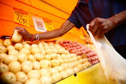 Porto Alegre, RS, Brasil - Consumidores que compram em feiras de rua sentem efeitos da inflação nos alimentos. Foto: Jonathan Heckler / Agência RBS<!-- NICAID(15287355) -->