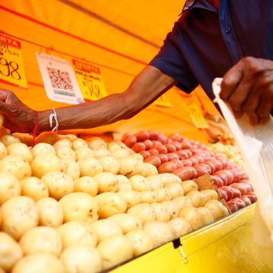 Porto Alegre, RS, Brasil - Consumidores que compram em feiras de rua sentem efeitos da inflação nos alimentos. Foto: Jonathan Heckler / Agência RBS<!-- NICAID(15287355) -->