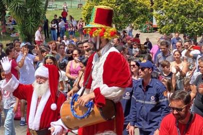 Funcionários da Marcopolo participaram ontem da Festa da Família, realizada na sede recreativa da empresa, em São Giácomo, em Caxias do Sul. No total, cerca de 12 mil pessoas passaram pela festa, que contou com atrações culturais e a tradicional chegada do Papai Noel. Atrações como o Quinteto de Metais da Banda do Cristovão de Mendonza, Projeto Rapajador, do rapper Chiquinho Divilas, Orquestra Mais Música, além de uma série de oficinas de teatro, cinema, artesanato, entre outras, divertiram funcionários e seus familiares. Foi o primeiro ano em que a Festa da Família da Marcopolo foi realizada na sede da empresa. Antes, ela ocorria nos Pavilhões da Festa da Uva.<!-- NICAID(15292444) -->